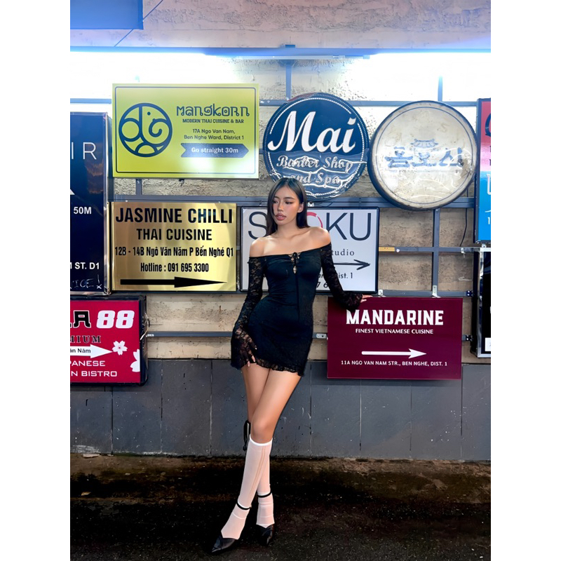 Đầm ren dài tay loe