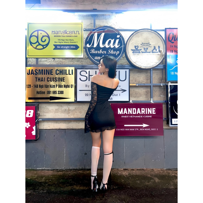 Đầm ren dài tay loe