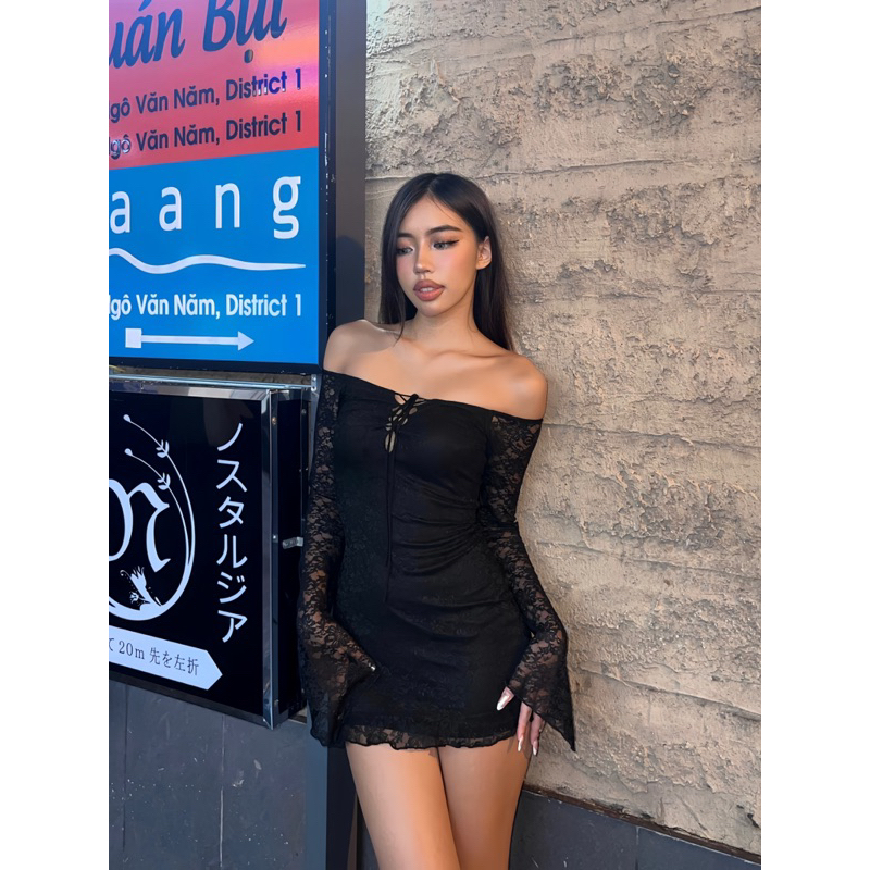 Đầm ren dài tay loe