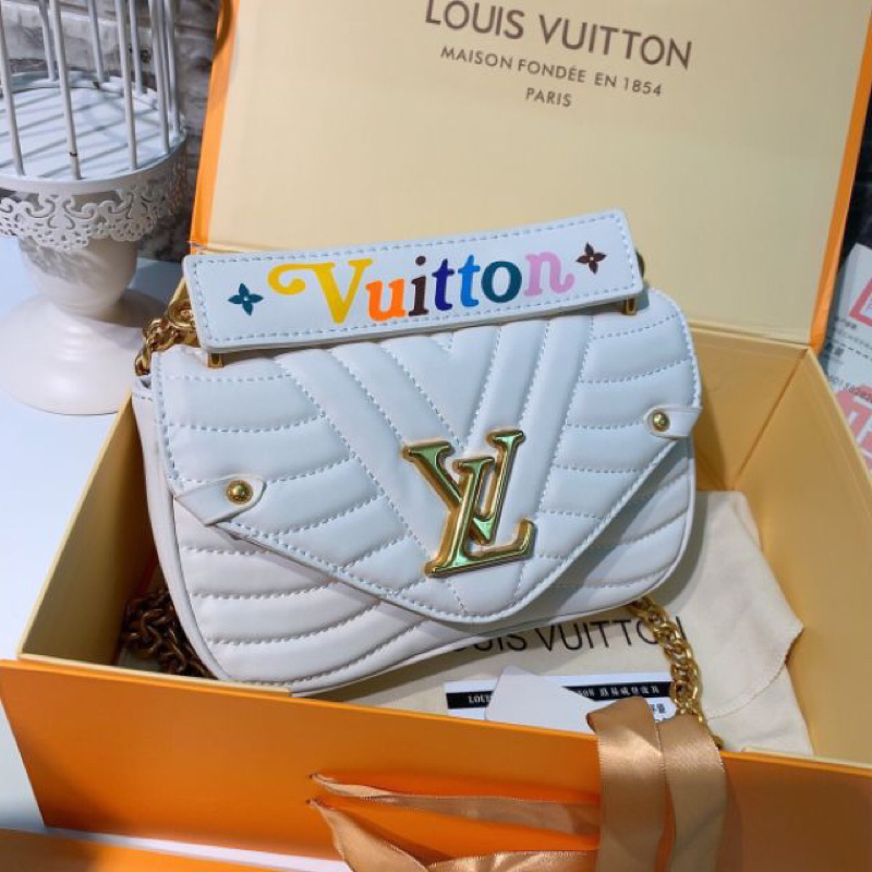 Túi xách trắng có hộp nam châm