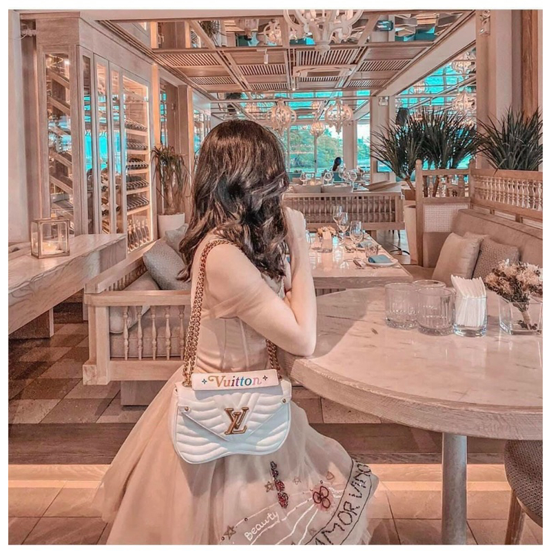 Túi xách trắng có hộp nam châm