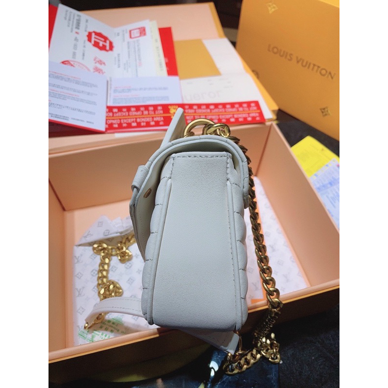 Túi xách trắng có hộp nam châm