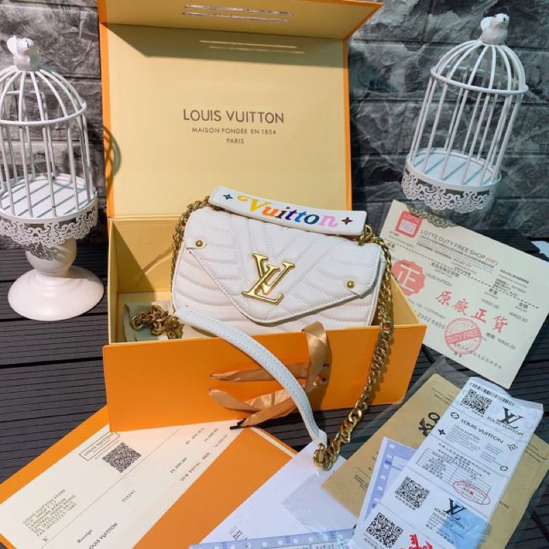 Túi xách trắng có hộp nam châm