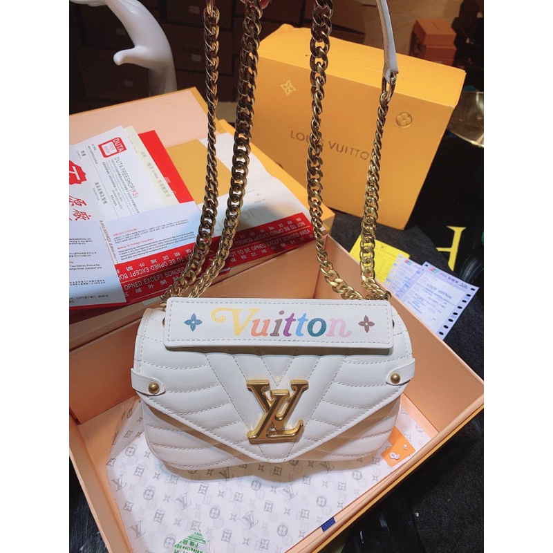 Túi xách trắng có hộp nam châm