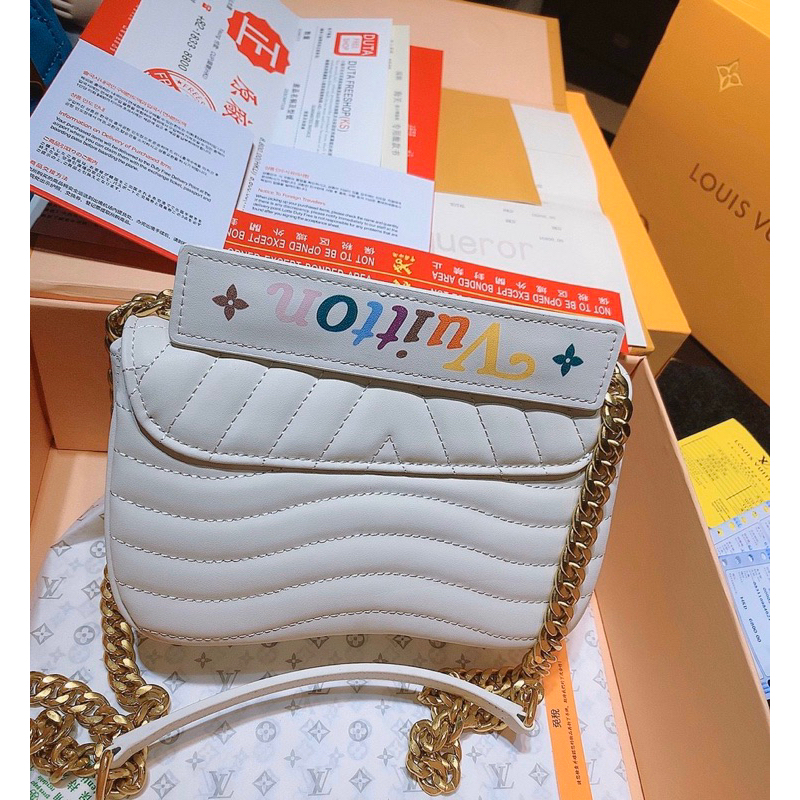 Túi xách trắng có hộp nam châm