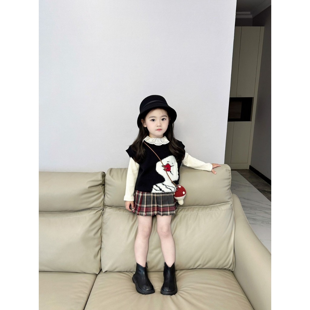 Set 3 chi tiết áo gile hình con vịt, ,chân váy kẻ cho bé