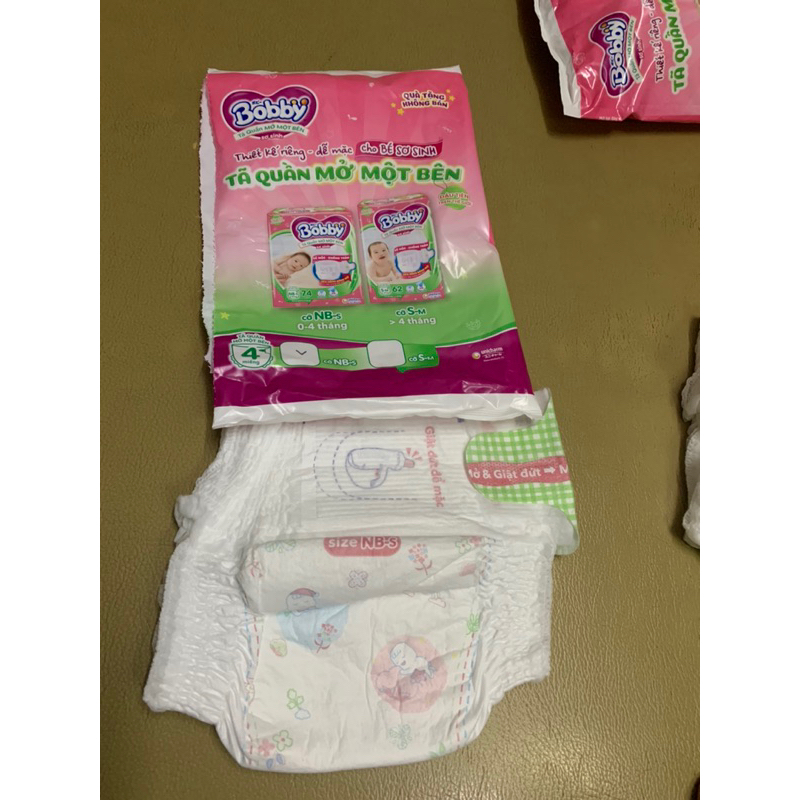 Tã quần Bobby mở 1 bên cho bé từ 3-8kg gói 4 miếng