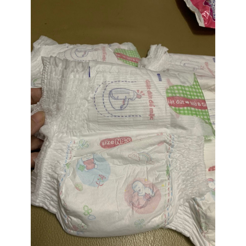 Tã quần Bobby mở 1 bên cho bé từ 3-8kg gói 4 miếng