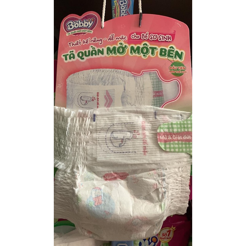 Tã quần Bobby mở 1 bên cho bé từ 3-8kg gói 4 miếng