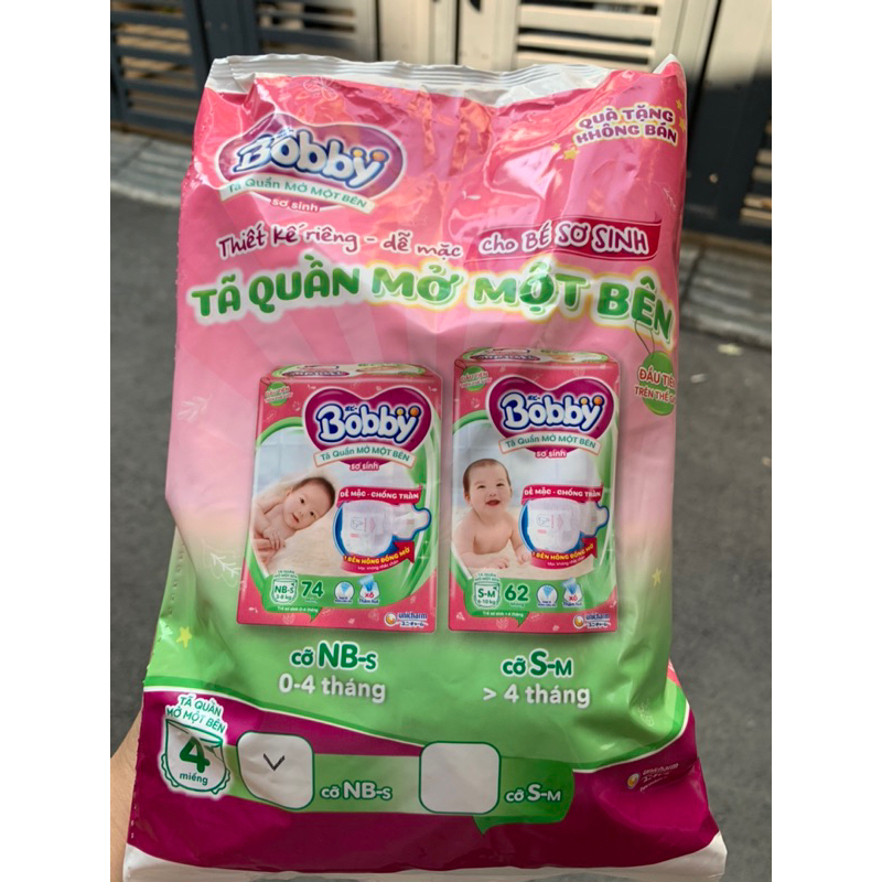 Tã quần Bobby mở 1 bên cho bé từ 3-8kg gói 4 miếng