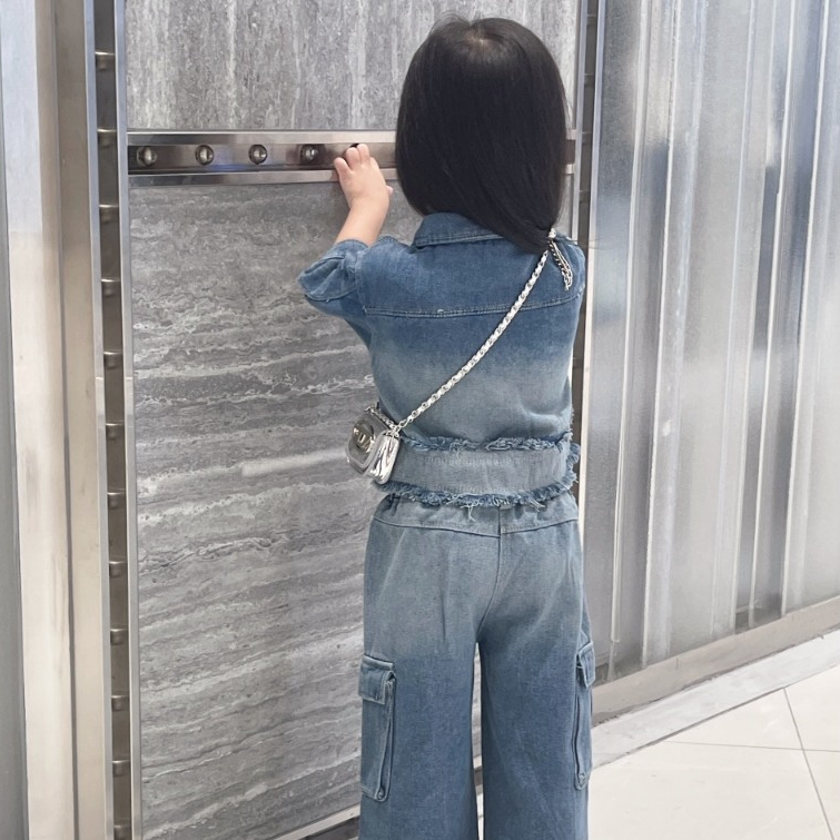 Set Áo Bò Kèm Quần Jeans Túi Hộp Cho Bé Gái WOWKIDS Dáng Rộng Cá Tính Cho Bé Từ 8-23kg