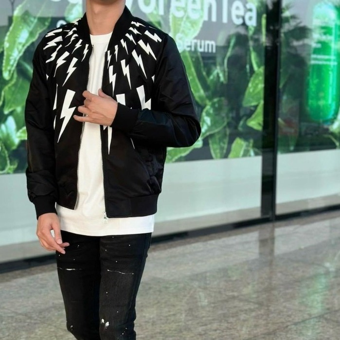 Áo khoác bomber zip nam nữ Neil Barrett vải gió in hoạ tiết hình tia sét trắng mặt trước bo ống 2 lớp AK70P