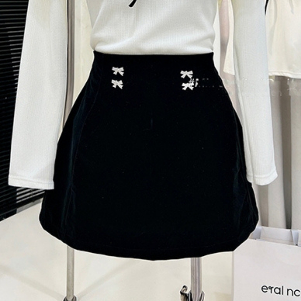 Trend - Set Bộ Áo Thun Tăm Cúc Ngọc Phối Chân Váy Đen Tacta, Phong Cách Hàn Quốc, HH244130