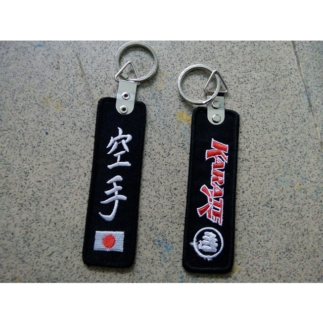 Móc khóa vải thêu Karate chữ vàng