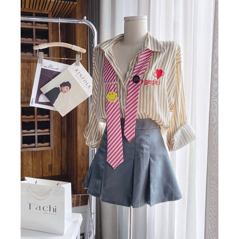 SET ÁO SƠ MI TAY DÀI SỌC PHỐI DÂY CỔ VÀ STICKER + CHÂN VÁY XOÈ XẾP LY XÁM