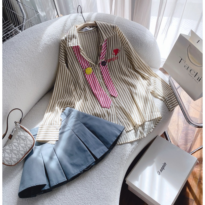 SET ÁO SƠ MI TAY DÀI SỌC PHỐI DÂY CỔ VÀ STICKER + CHÂN VÁY XOÈ XẾP LY XÁM