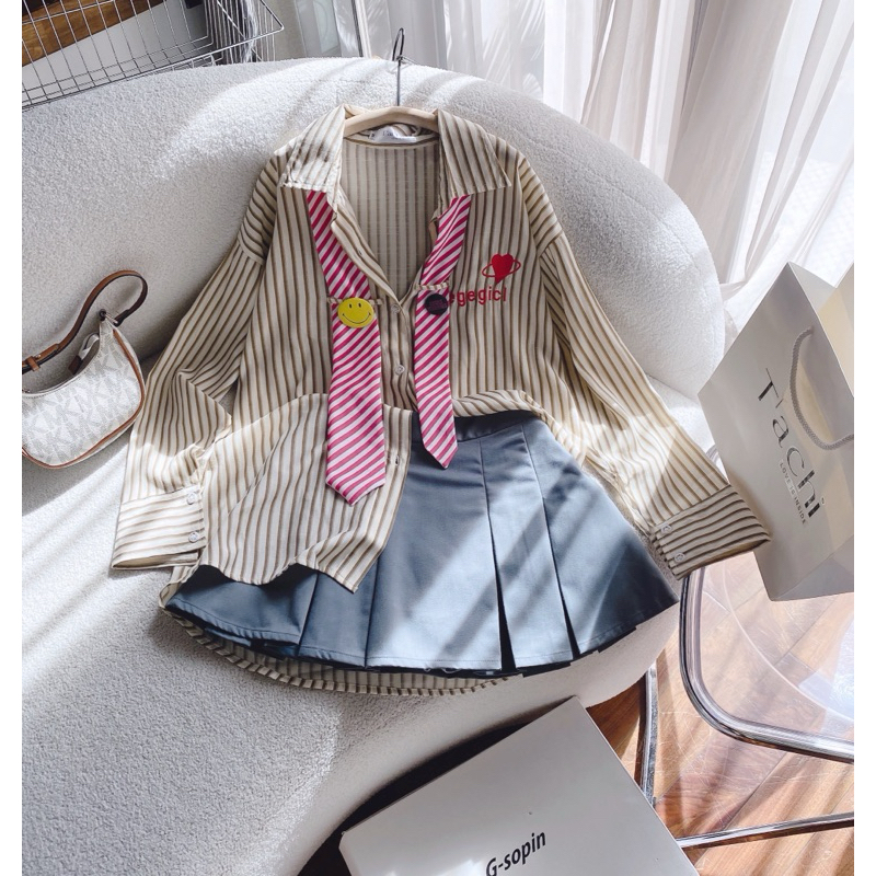 SET ÁO SƠ MI TAY DÀI SỌC PHỐI DÂY CỔ VÀ STICKER + CHÂN VÁY XOÈ XẾP LY XÁM