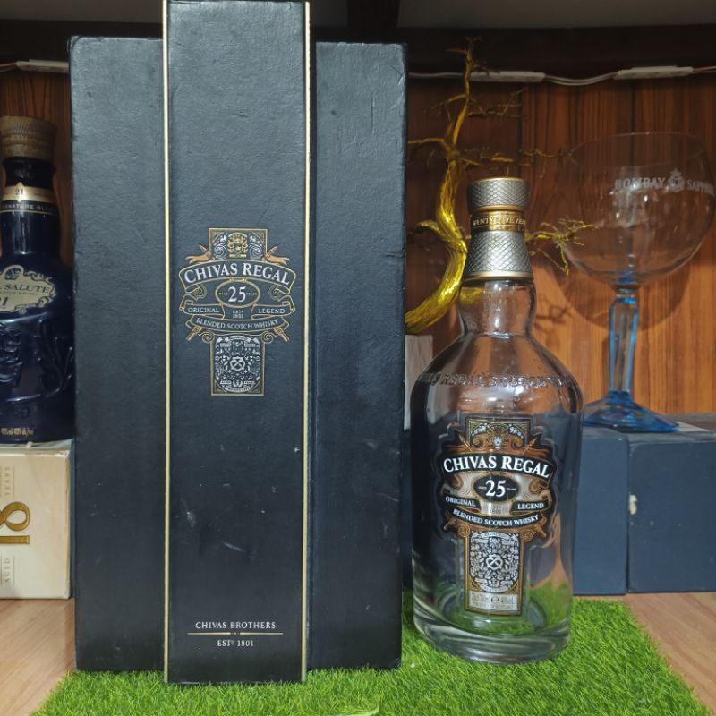 Vỏ chai rượu ngoại Chivas 25 năm Full Box Xuất xứ Scotland trưng bày decor mới đẹp 99% (chai rỗng)