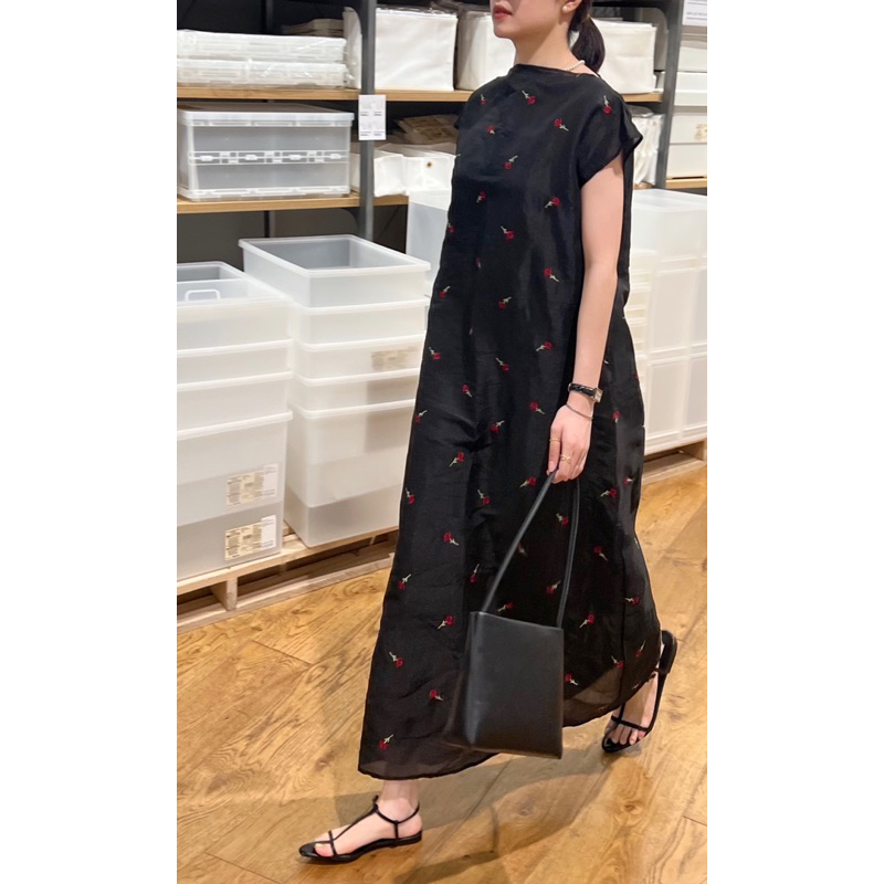 Váy Lisa/Rosie tơ thêu hoa 2 lớp dáng dài