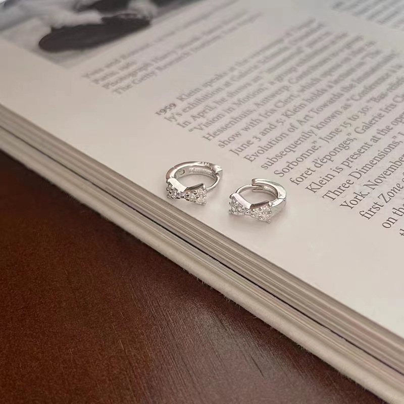 Khuyên tai nơ tròn chốt bấm đơn giản thiết kế cực xinh