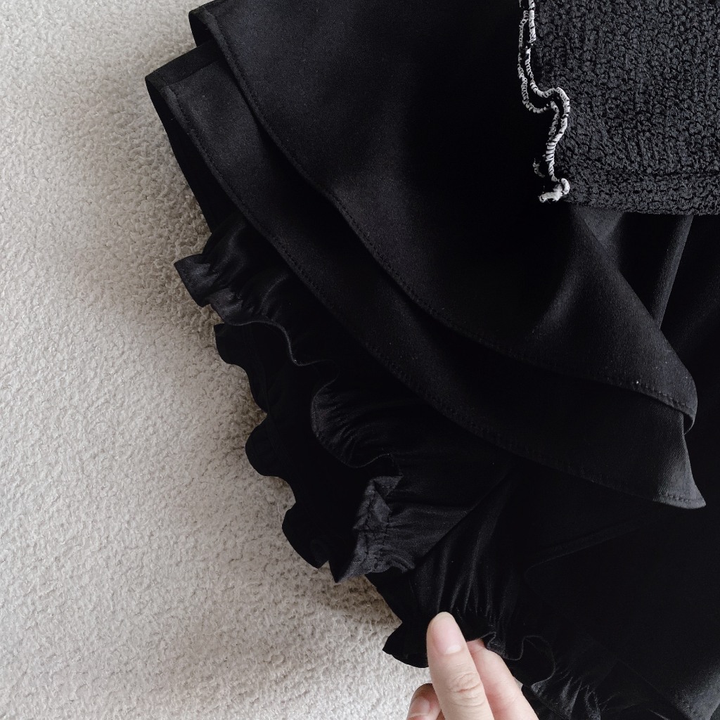 SET ÁO ĐEN LỆCH VAI KHOÉT LỔ ĐÍNH NƠ TAY DÀI + CHÂN VÁY REN XÒE PHỒNG LƯNG THUN  SHEEP