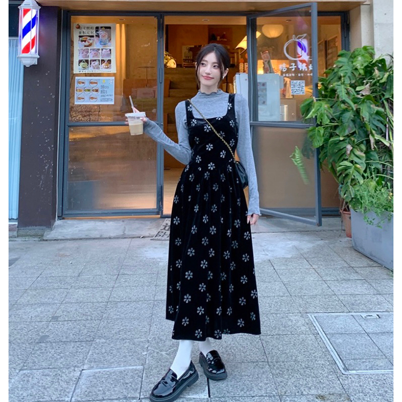 Set áo len mỏng cổ nhún bèo 3p mix váy yếm hai dây nhung hoạ tiết hoa nhí phong cách retro dáng xoè cho nữ 2023