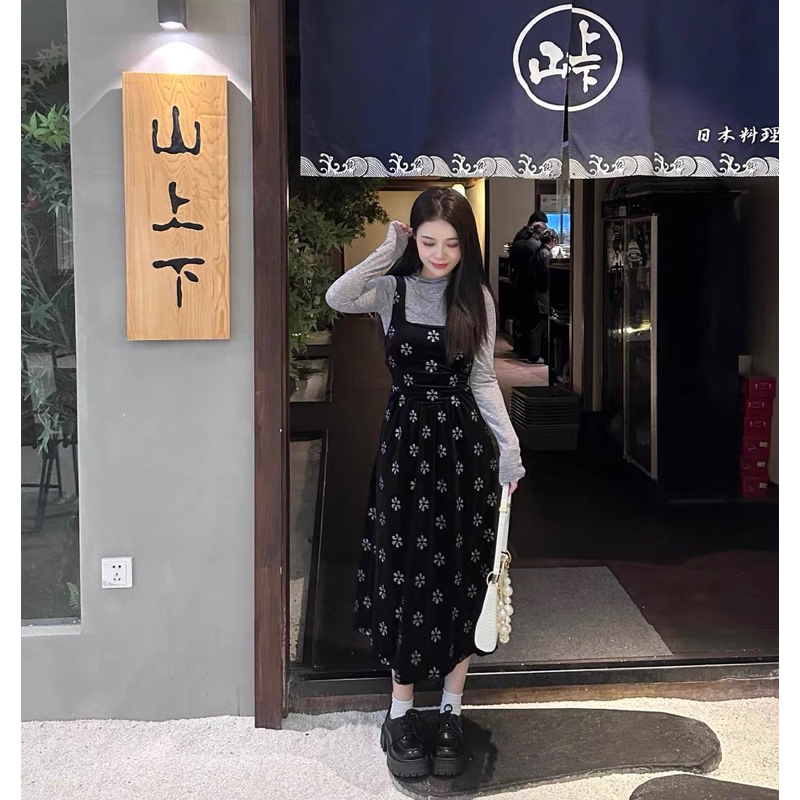 Set áo len mỏng cổ nhún bèo 3p mix váy yếm hai dây nhung hoạ tiết hoa nhí phong cách retro dáng xoè cho nữ 2023