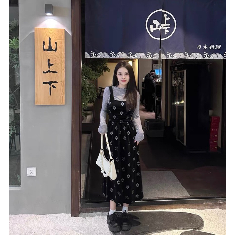 Set áo len mỏng cổ nhún bèo 3p mix váy yếm hai dây nhung hoạ tiết hoa nhí phong cách retro dáng xoè cho nữ 2023