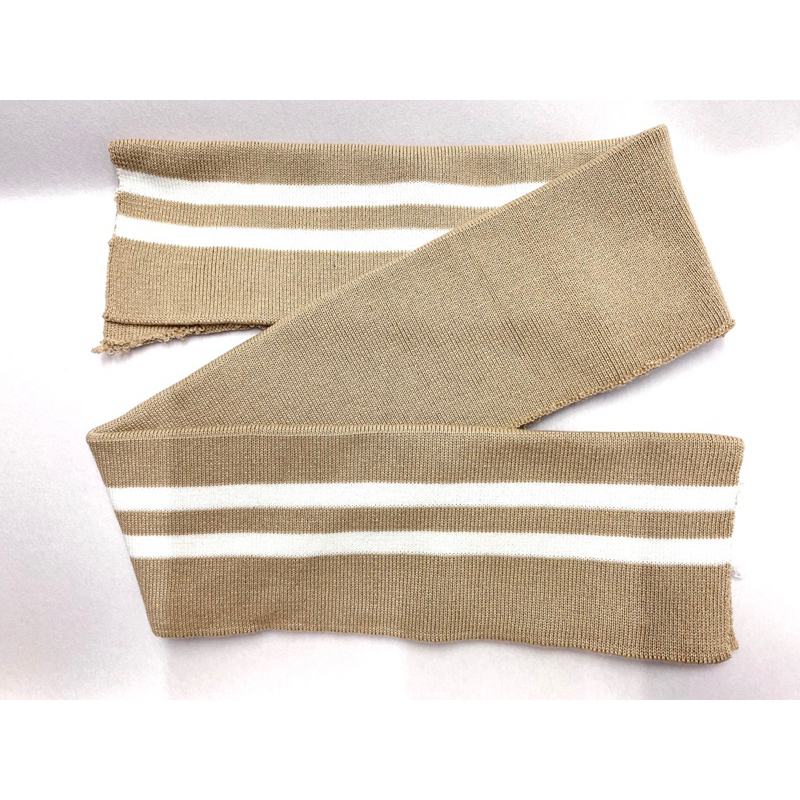 Bo lai áo khoác có sọc nhiều màu.