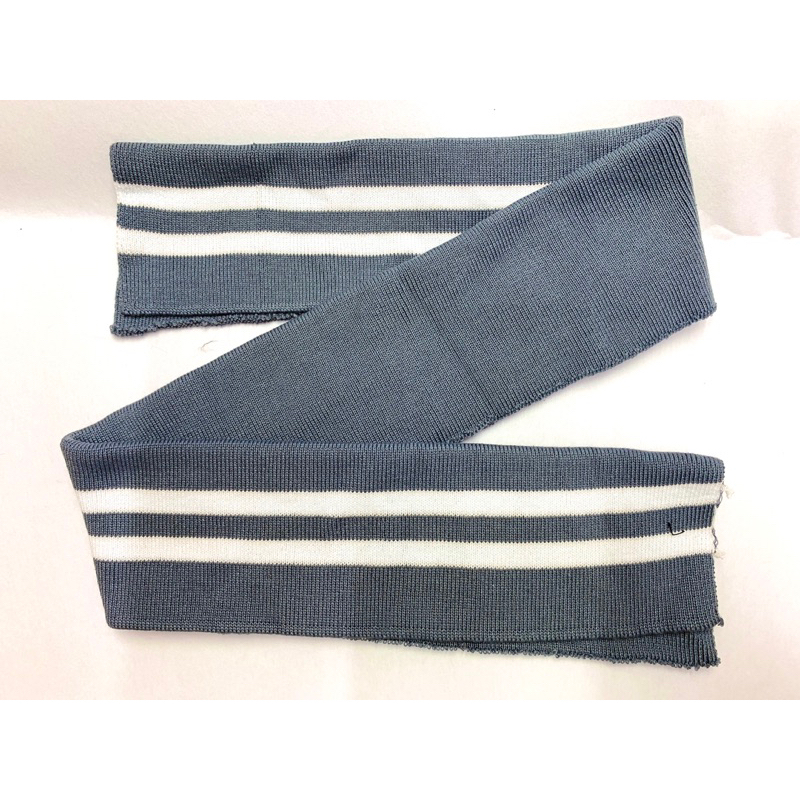 Bo lai áo khoác có sọc nhiều màu.