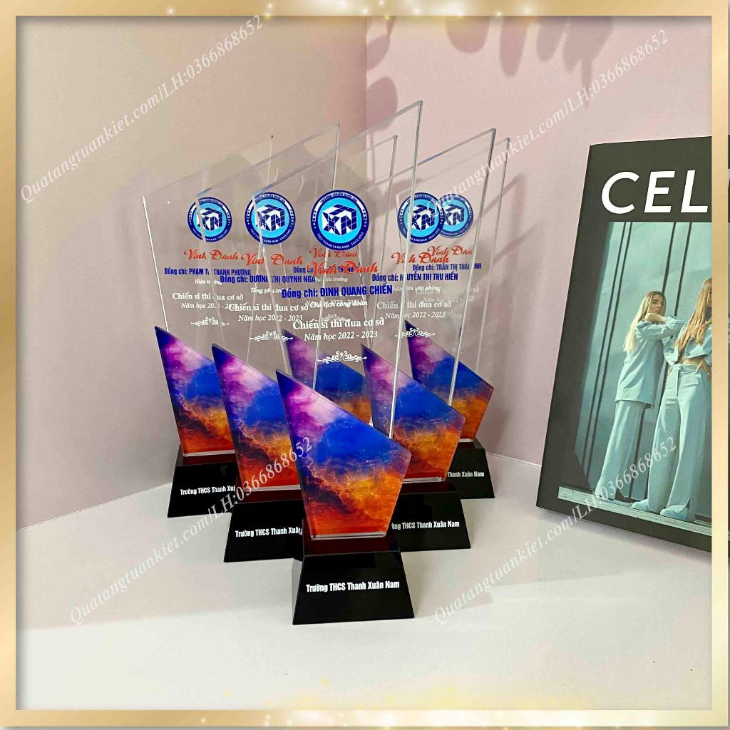 Cúp pha lê 2 thân vát in backgroud Kỷ Niệm