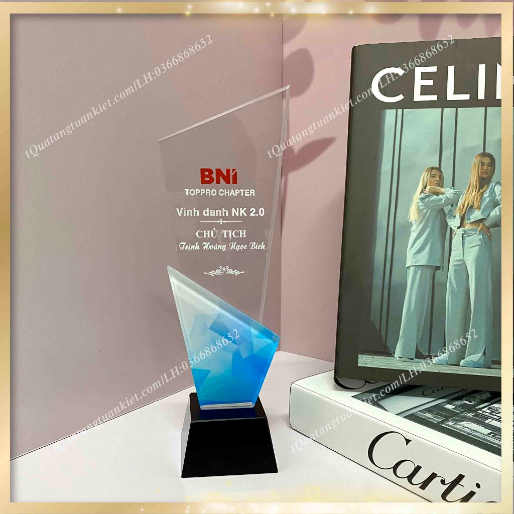 Cúp pha lê 2 thân vát in backgroud Kỷ Niệm