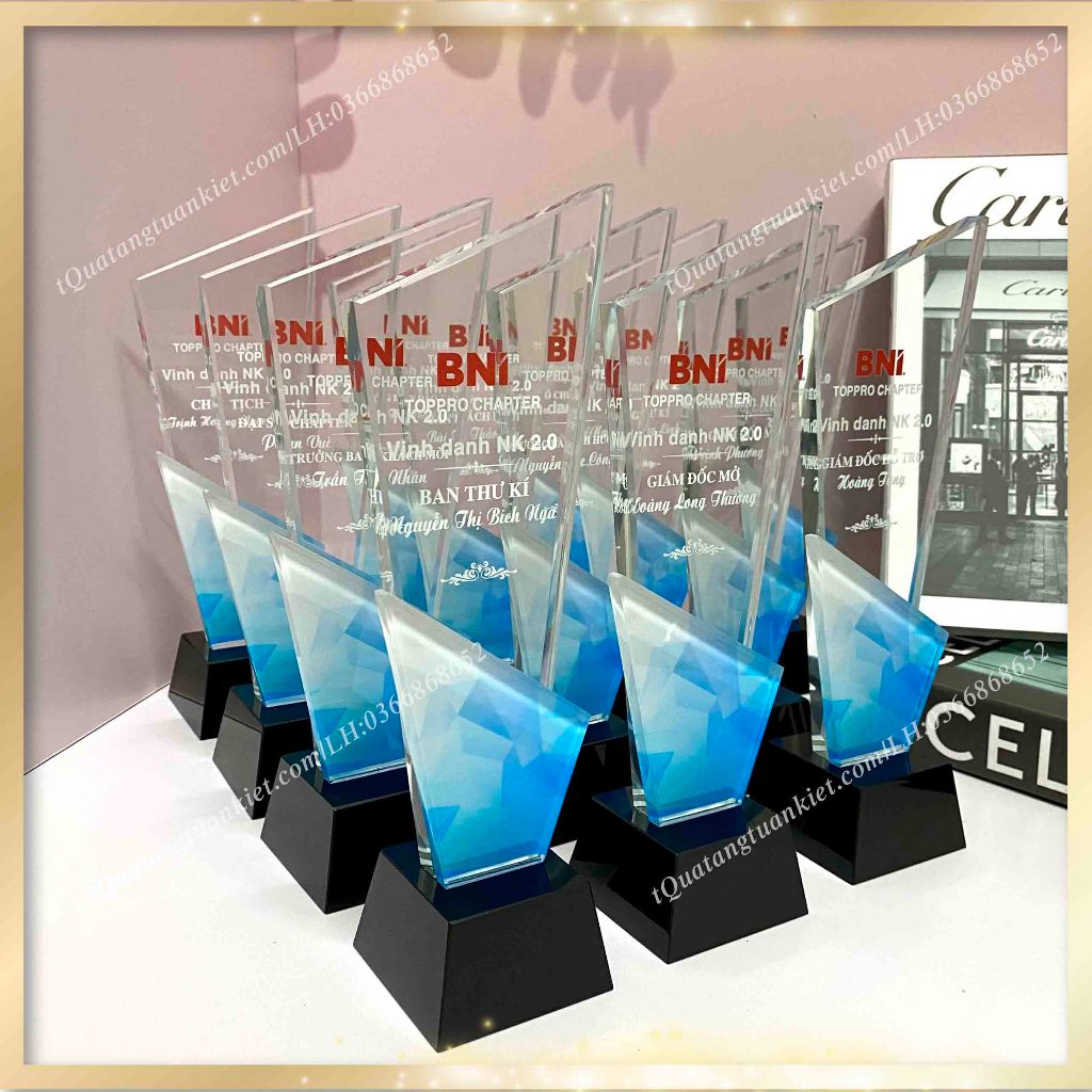 Cúp pha lê 2 thân vát in backgroud Kỷ Niệm