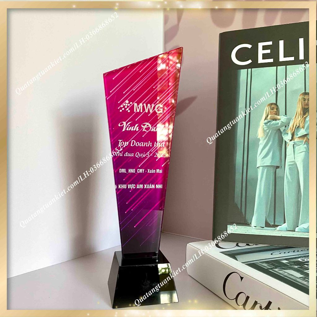 Cúp pha lê vát đế đen in backgroud Kỷ Niệm