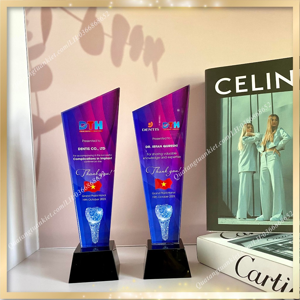 Cúp pha lê vát đế đen in backgroud Kỷ Niệm