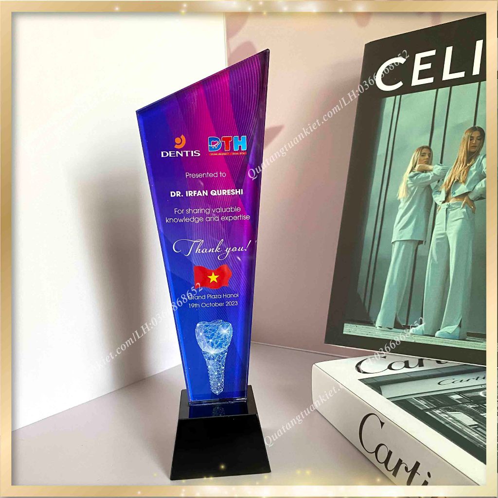 Cúp pha lê vát đế đen in backgroud Kỷ Niệm