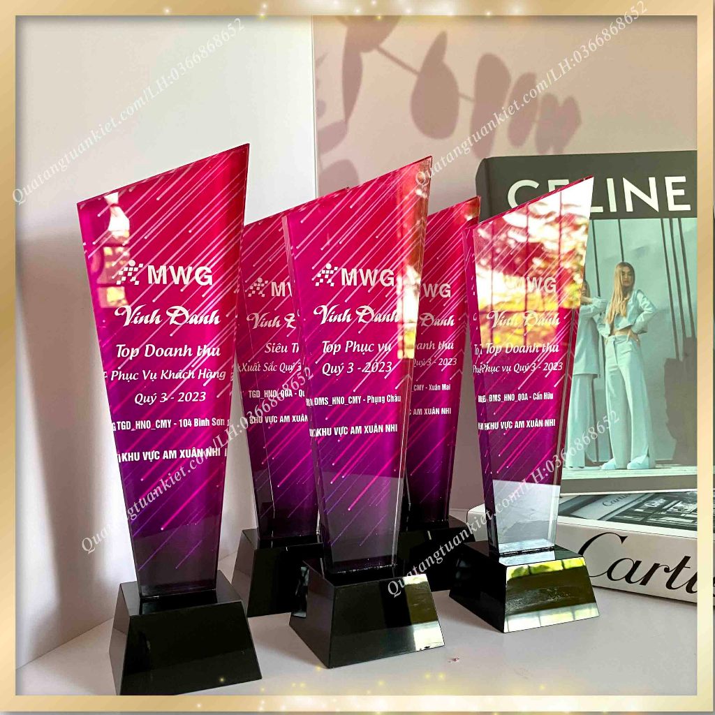 Cúp pha lê vát đế đen in backgroud Kỷ Niệm