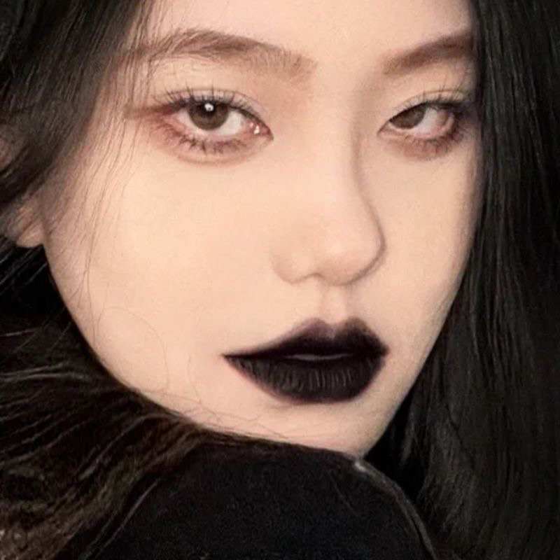 Son Đen Kem Lì Phong Cách Gothic