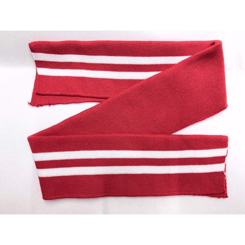 Bo lai áo khoác có sọc nhiều màu.