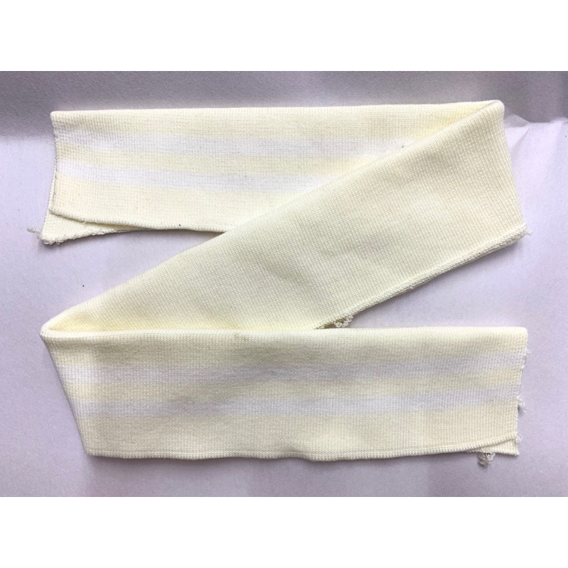 Bo lai áo khoác có sọc nhiều màu.