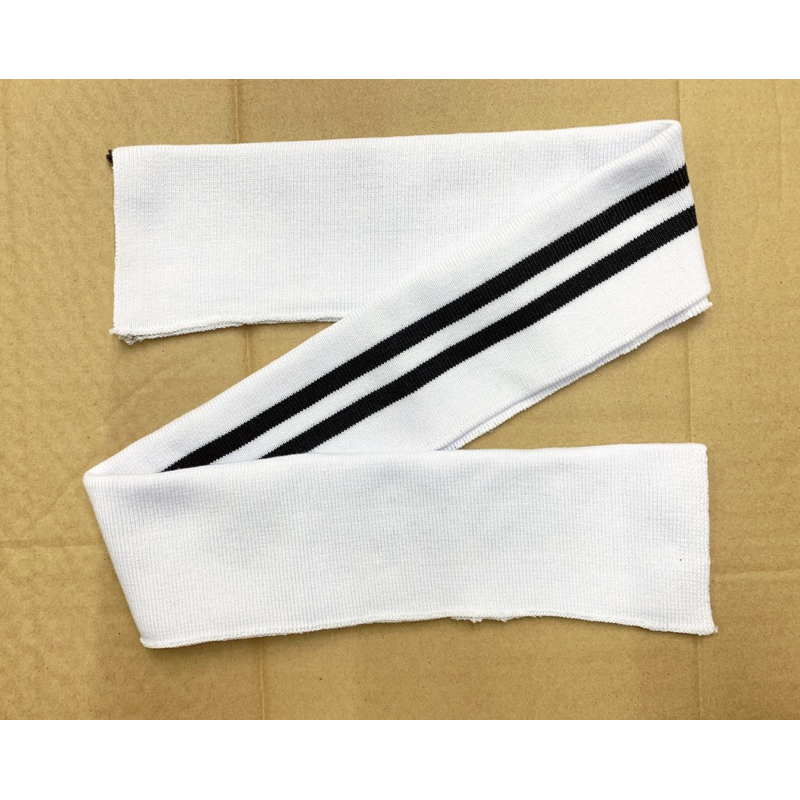 Bo lai áo khoác có sọc nhiều màu.