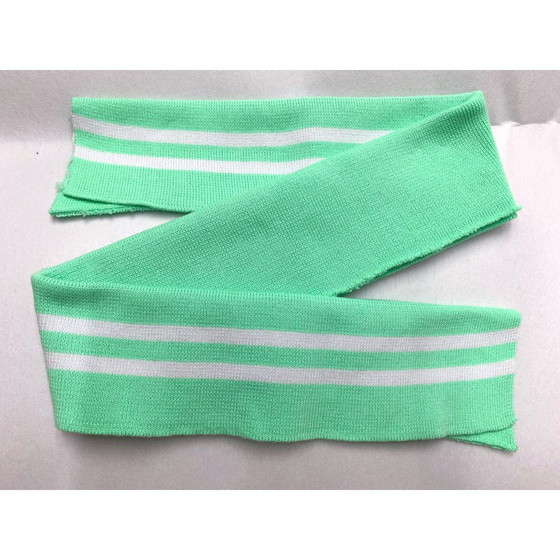 Bo lai áo khoác có sọc nhiều màu.