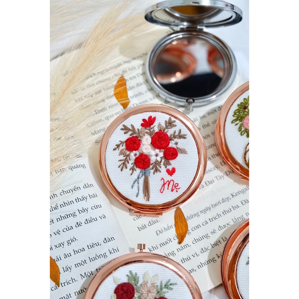 Gương mini thêu tay đoá hoa nhiều màu sắc