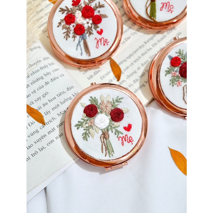 Gương mini thêu tay đoá hoa nhiều màu sắc