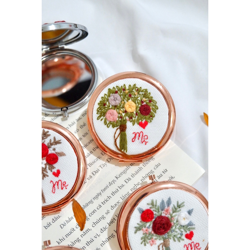 Gương mini thêu tay đoá hoa nhiều màu sắc