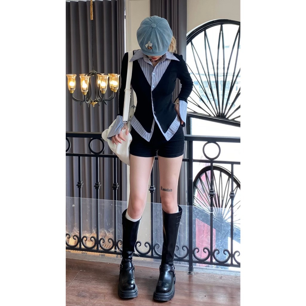 Áo thun đen phối sơ mi sọc xanh và trắng dáng ôm vạt nhọm siêu tôn eo Hari GenZ 8931 p0k26