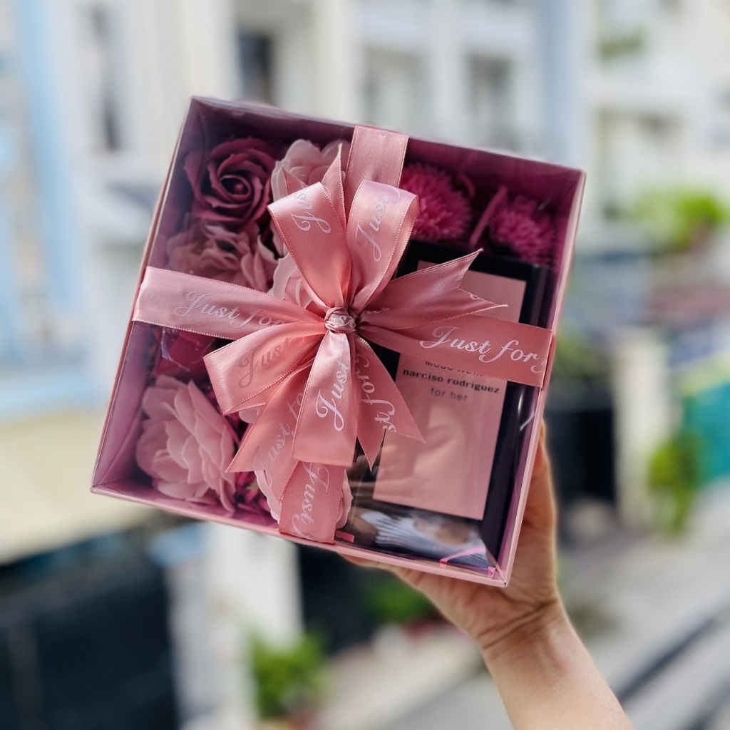 Hộp quà tặng đã kèm hoa sáp, có nhiều size, giá chưa bao gồm quà tặng!