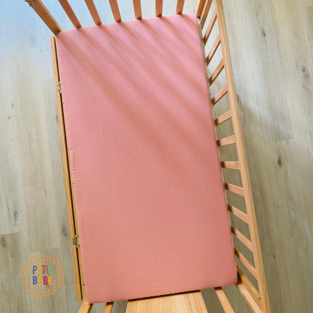 Ga bọc nệm cũi 62x114cm cho bé PETIT BEBE muslin bo chun màu trơn
