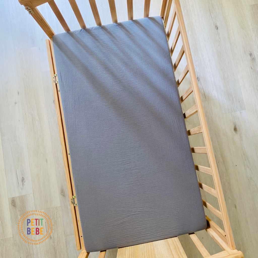 Ga bọc nệm cũi 62x114cm cho bé PETIT BEBE muslin bo chun màu trơn