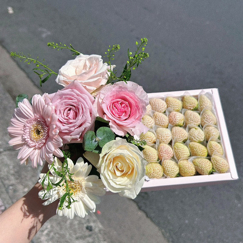 Set quà Hoa tươi và Dâu Nhật thơm ngọt